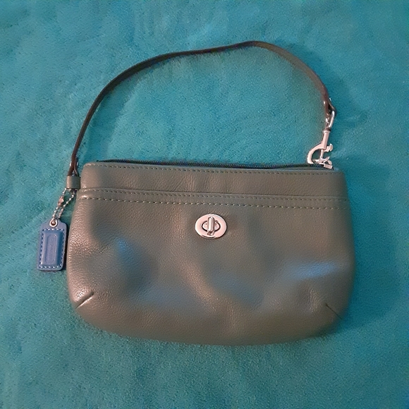 🦋 Coach leather wristlet NWOT - Picture 2 of 4